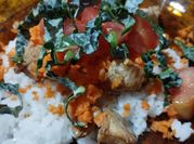 Una foto de poke pollo