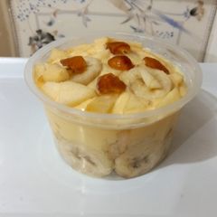 A picture of Sugar free custard with fruit 🍎🍌🍎🍌.