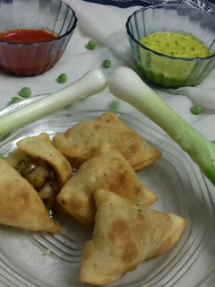 સમોસા (Samosa Recipe in Gujarati) રેસીપી મુખ્ય ફોટો