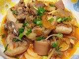 Đuôi heo hầm kim chi hành tây