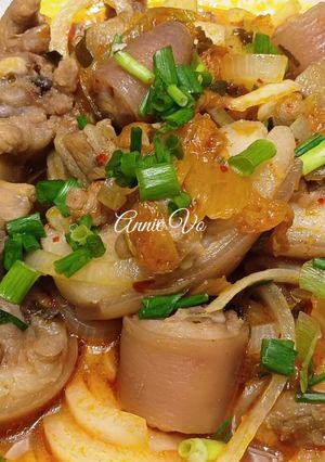Hình của món Đuôi heo hầm kim chi hành tây.
