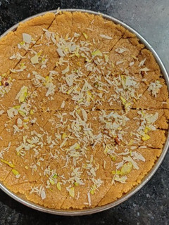 સુખડી(sukhdi Recipe in Gujarati) રેસીપી મુખ્ય ફોટો