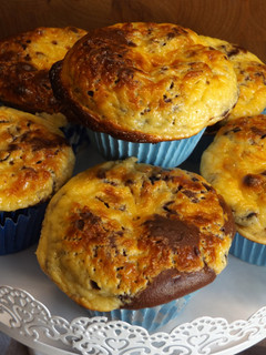 Una foto de Muffins de chocolate con crema de queso y chips de chocolate