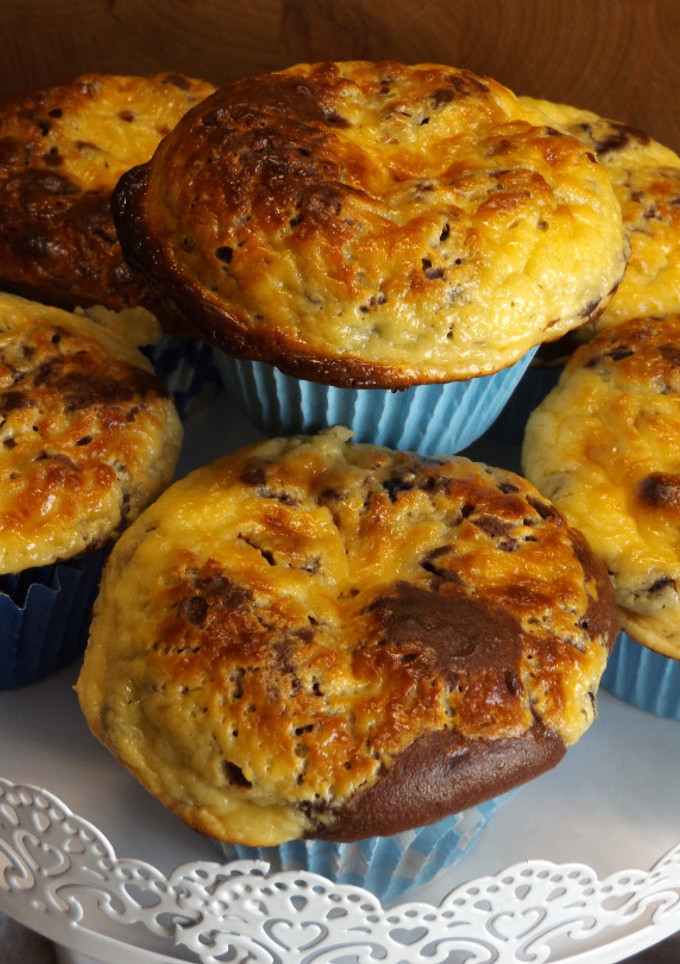 Una foto de Muffins de chocolate con crema de queso y chips de chocolate
