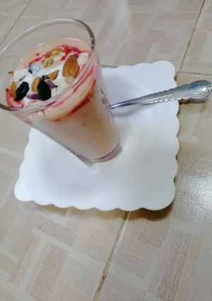 A picture of Mango strawberry milk shake.