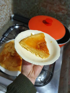 Una foto de Flan de coco y naranja en sartén Essen