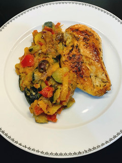 Une photo de Blanc de Poulet et Poêlée de Légumes