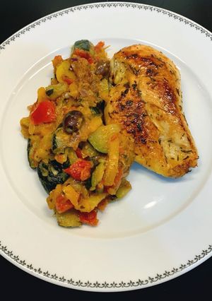 Une photo de Blanc de Poulet et Poêlée de Légumes