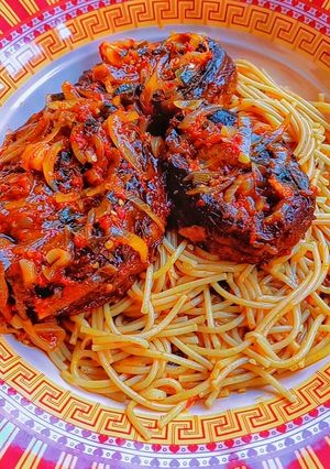 Jollof na taliya da kifi tarwada ainihin hoton girkin