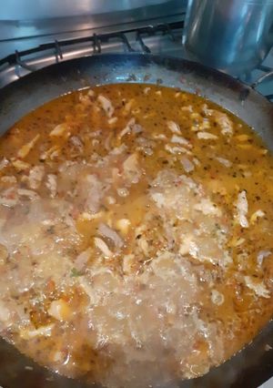 Una foto de Arroz amarillo con pollo y carne