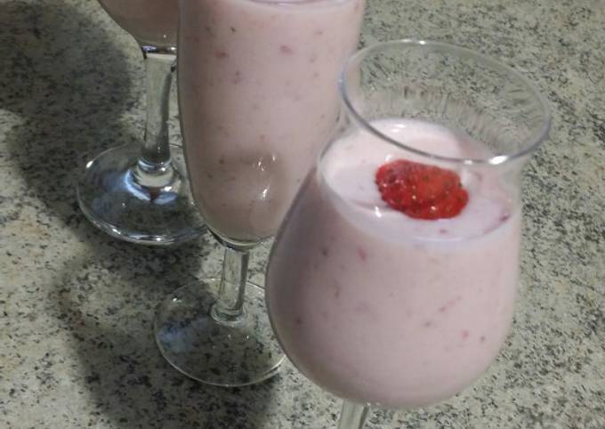 Langkah Mudah untuk Menyiapkan Lassi strawberry (manis,asam,asin), Enak