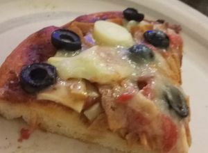 Una foto de Pizza vegana con veganceta, palmitos y olivas