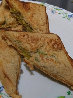 उबले चना दाल ग्रिल्ड सैंडविच (Boiled chana dal grilled sandwich recipe in hindi) रेसिपी मुख्य फोटो