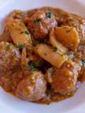 Albóndigas con sepia y bacon con picada de almendras