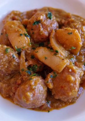 Una foto de Albóndigas con sepia y bacon con picada de almendras