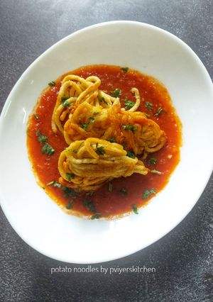 पोटैटो नूडल्स(potato noodles recipe in hindi) रेसिपी मुख्य फोटो