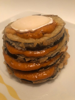 Una foto de Timbal de berenjena con salsa romesco
