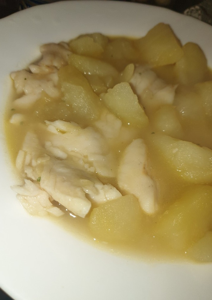 Una foto de Merluza con patatas en salsa fácil