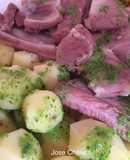 Costillas de cerdo con papas, piñas y mojo de cilantro