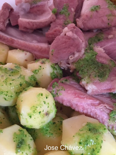 Una foto de Costillas de cerdo con papas, piñas y mojo de cilantro