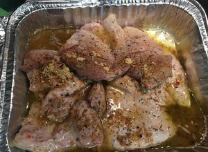 Una foto de Pierna al horno con salsa italiana