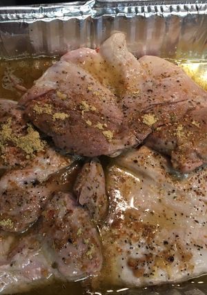 Una foto de Pierna al horno con salsa italiana