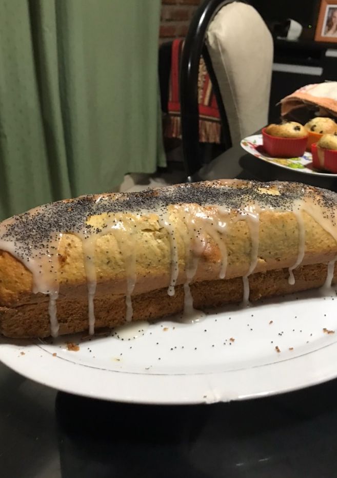 Una foto de Budín de limón con semillas de amapola 🤩