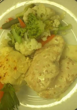 Una foto de Slice de pollo en salsa de maní y canela, puré gratinado