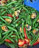 Kacang panjang goreng dengan kerang