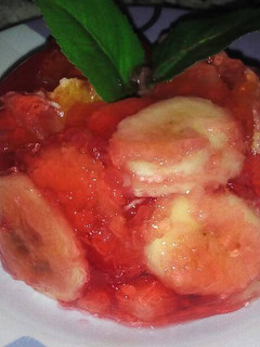 Una foto de Gelatina con frutas🍎🍌🍊