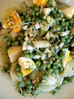 Una foto de Ensalada de patatas con guisantes y huevo duro