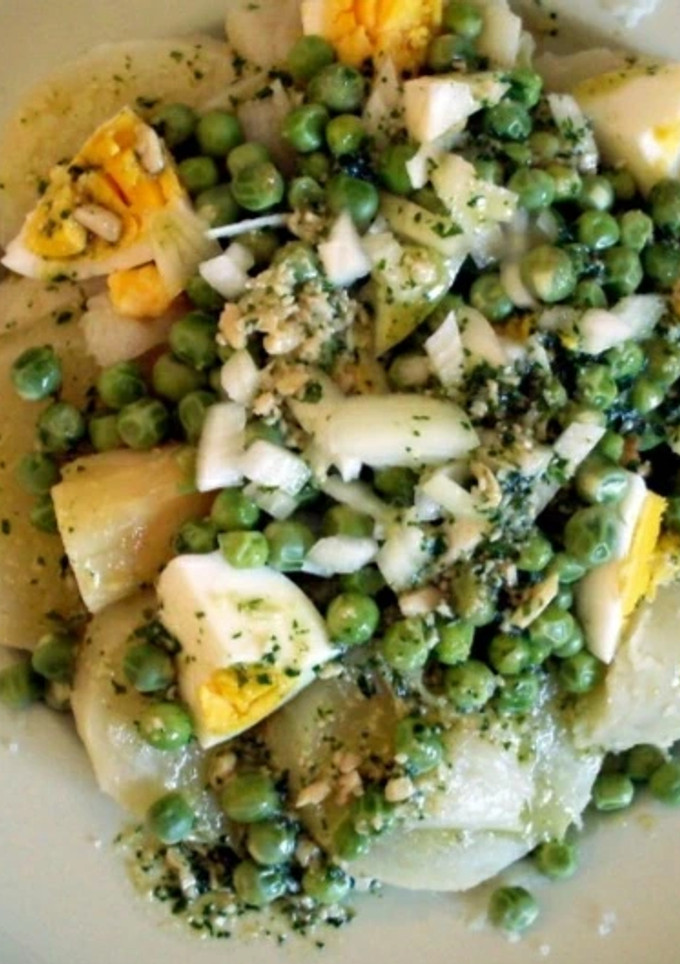 Una foto de Ensalada de patatas con guisantes y huevo duro