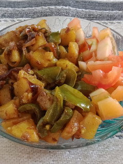 आलू शिमला मिर्च (Aloo Shimla mirch recipe in Hindi) रेसिपी मुख्य फोटो