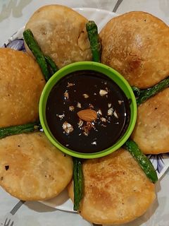 मूंग दाल की खस्ता कचौड़ी (Moong dal ki khasta kachori recipe in Hindi) रेसिपी मुख्य फोटो