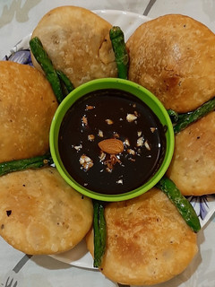 मूंग दाल की खस्ता कचौड़ी (Moong dal ki khasta kachori recipe in Hindi) रेसिपी मुख्य फोटो