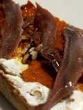 Tosta de anchoas y tomate cherry confitados