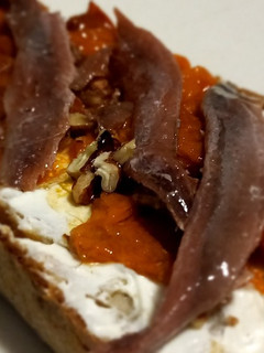 Una foto de Tosta de anchoas y tomate cherry confitados