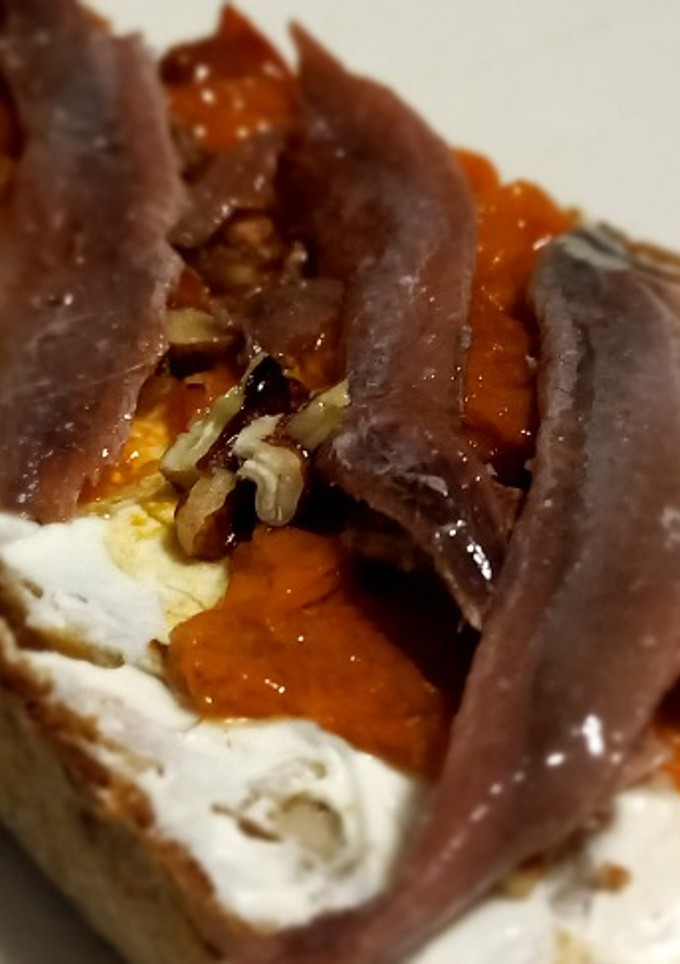 Una foto de Tosta de anchoas y tomate cherry confitados