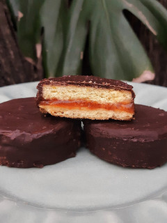 Una foto de Alfajores de naranja rellenos con dulce de membrillo