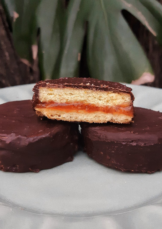 Una foto de Alfajores de naranja rellenos con dulce de membrillo