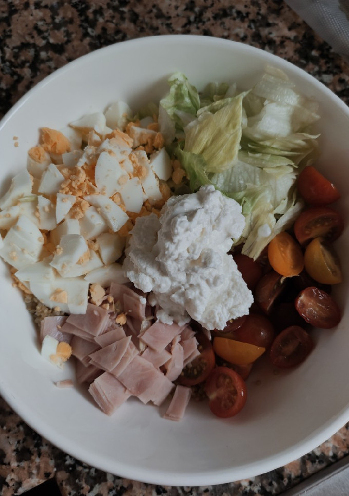 Una foto de Pokinoa (ensalada de quinoa)