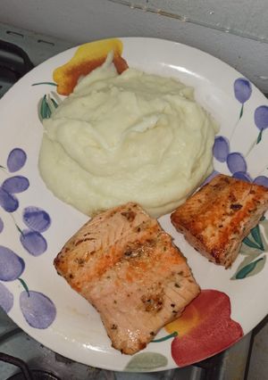 Una foto de Salmón a la mantequilla con puré