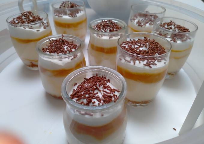 Verrines banane, crème pâtissière, caramel beurre salé