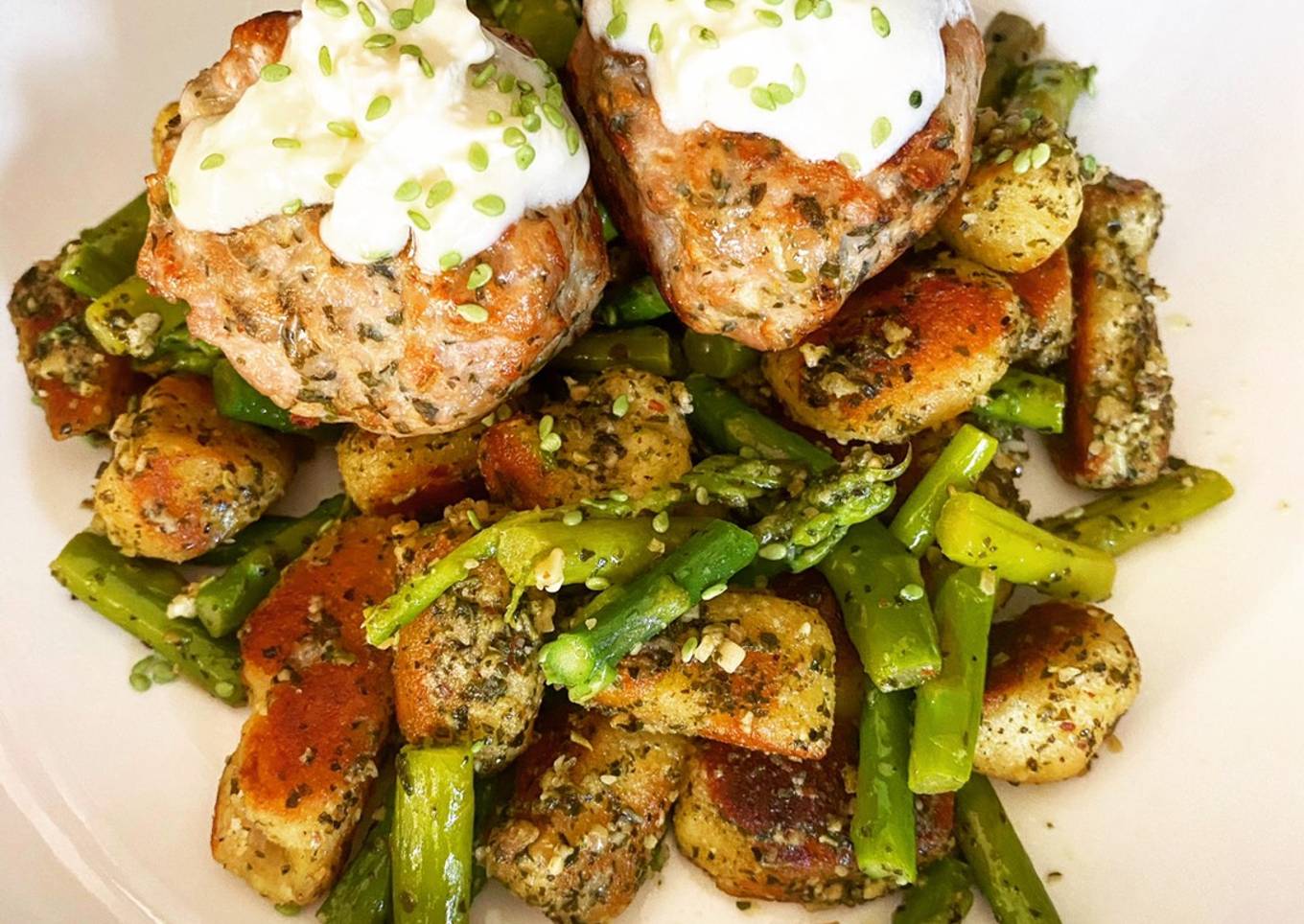 Ñoquis con pesto y espárragos acompañados por albondigas rellenas - keto