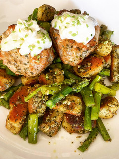 Una foto de Ñoquis con pesto y espárragos acompañados por albondigas rellenas - keto