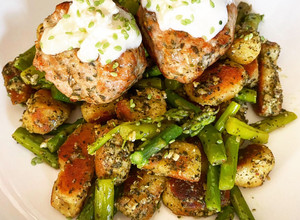 Una foto de Ñoquis con pesto y espárragos acompañados por albondigas rellenas - keto