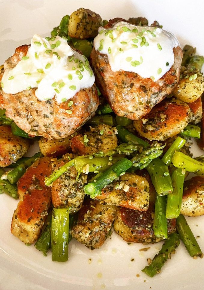 Una foto de Ñoquis con pesto y espárragos acompañados por albondigas rellenas - keto