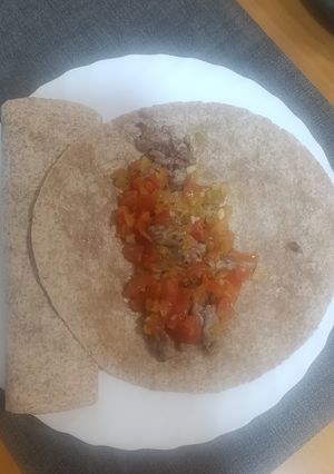 Una foto de Fajitas de carne y verduras