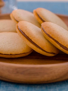A picture of Langue-de-chat Cookies (chocolate sandwich).