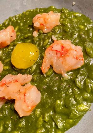 Foto di Risotto cavolo nero, gamberi crudi e tuorlo di quaglia marinato